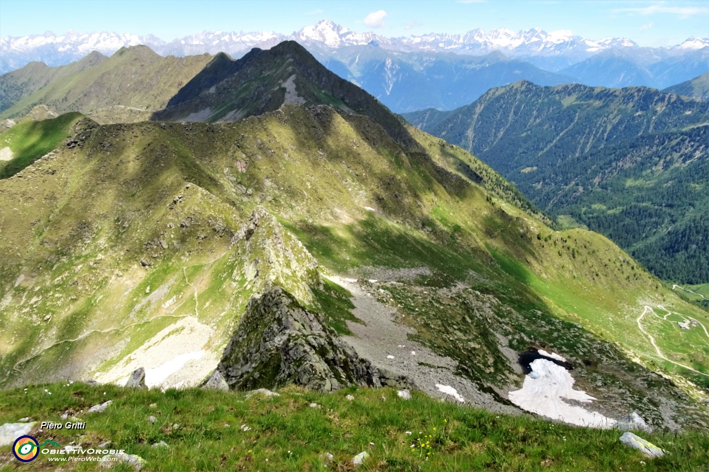 77 Vista verso la dirimpettaia Cima Vallocci tra Val Madre e Valle Lunga ( di Tartano).JPG